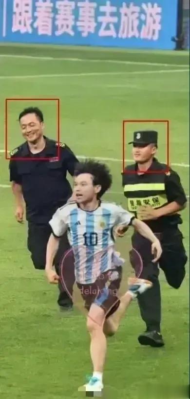 这两个保安我喜欢，通人情世故，心眼好，年纪大点的开朗乐观，年轻的小伙子内敛腼腆，