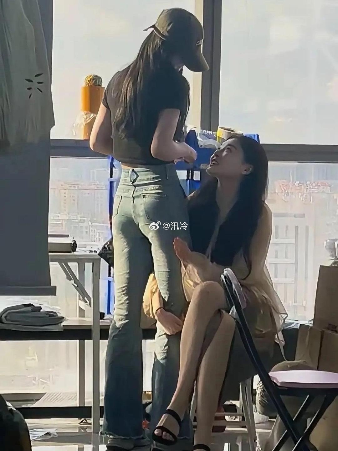现在牛仔裤的设计越来越看不懂了 