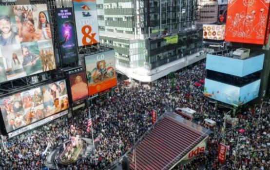 美国两党撕裂越发严重。面对老特和共和党步步紧逼，民主党发飙了，组织支持者在全美5