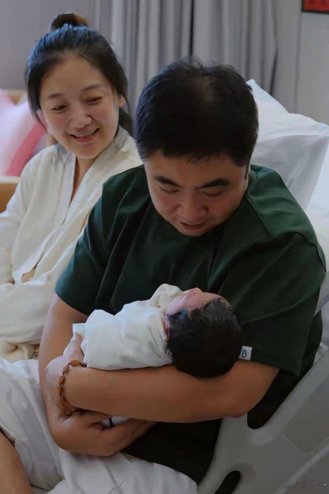 乔杉妻子莫丹官宣三胎得子41岁喜剧演员乔杉三胎得子，小宝贝头发乌黑浓密，一家五口