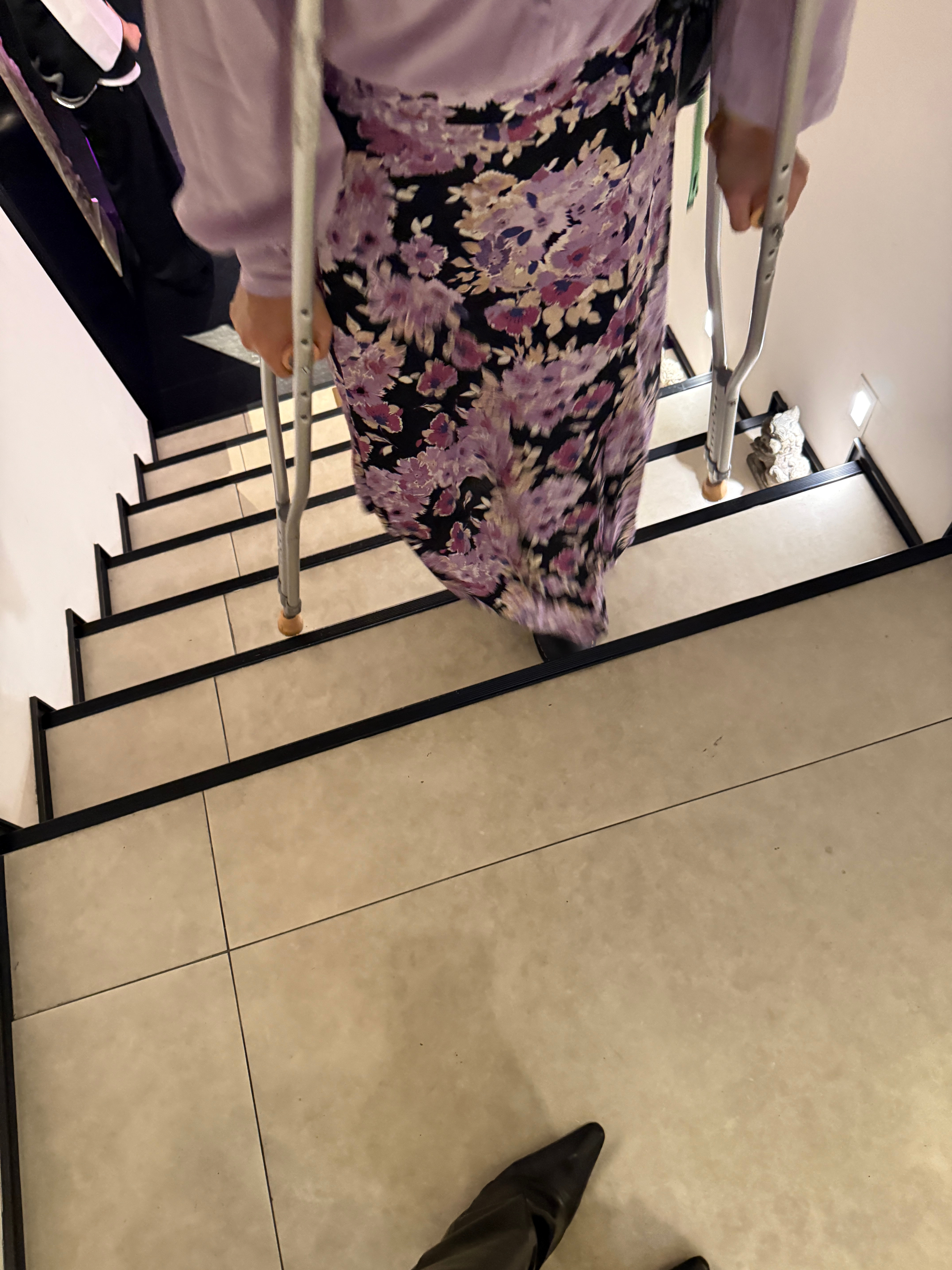 带我妹吃漂亮饭[春游家族]虽然是拄着拐来的但吃完都能脱拐走了！堪称医学奇迹[喵喵