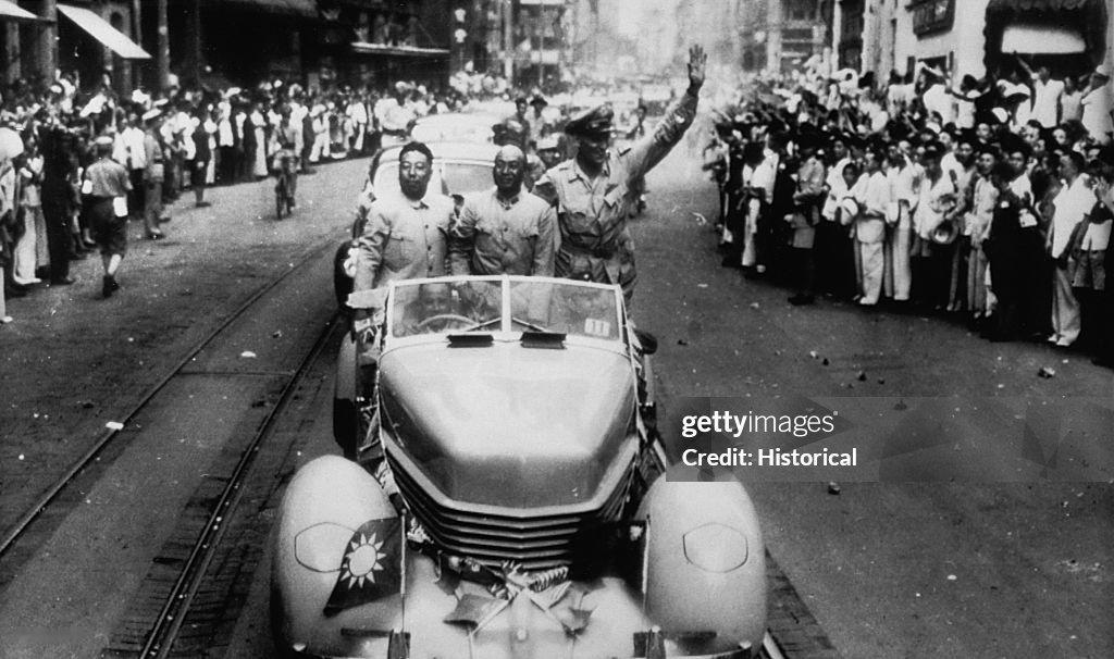 好久没有写和汽车相关新闻图片的内容了。第一张拍摄于 1945 年，上海正在举行抗