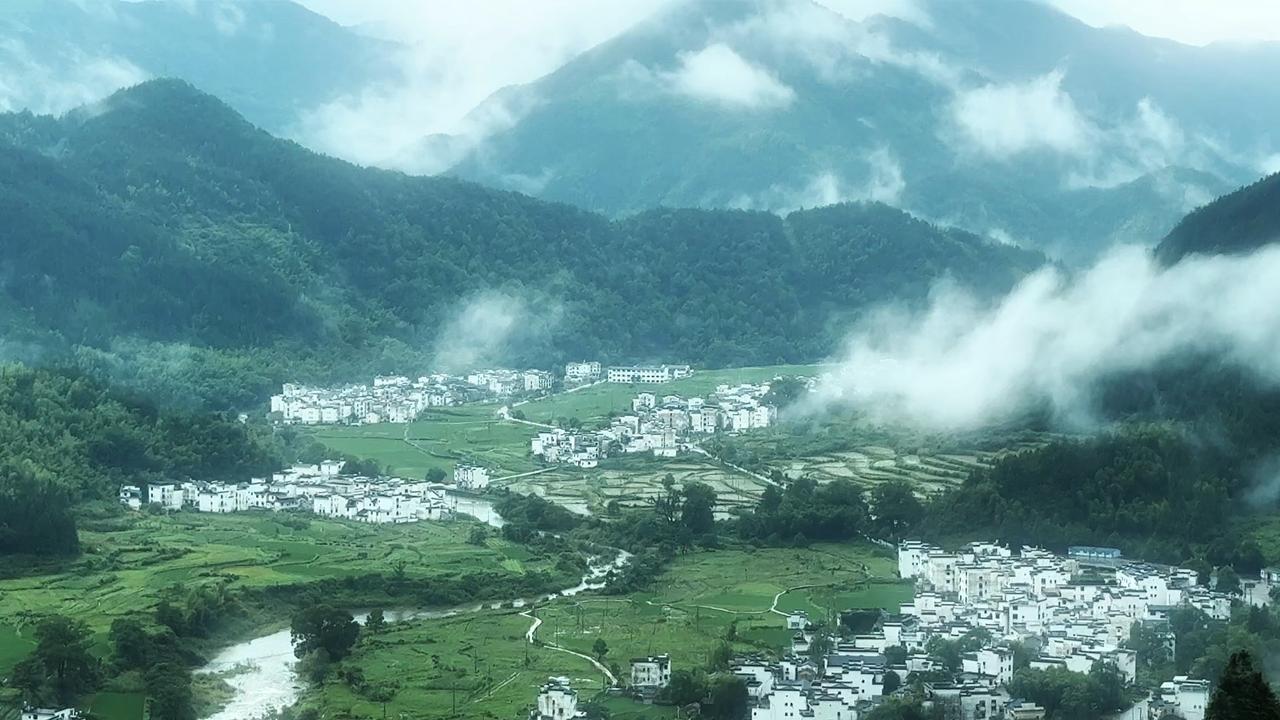 相见欢 · 晨烟

晨烟袅袅轻飘，竞妖娆。过岭缘溪穿过绿枝条。辉光吐。云霞慕。伴