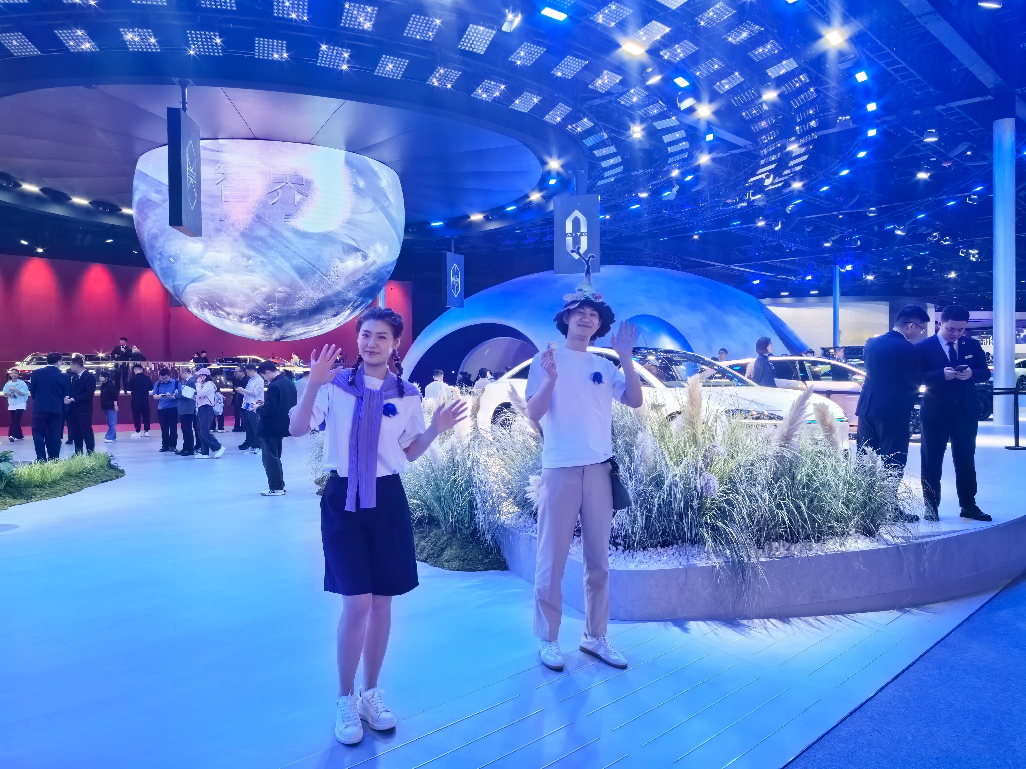 2026北京车展 今年鸿蒙智行展台布置了不少绿植，整体氛围清新轻松。展出的车型很