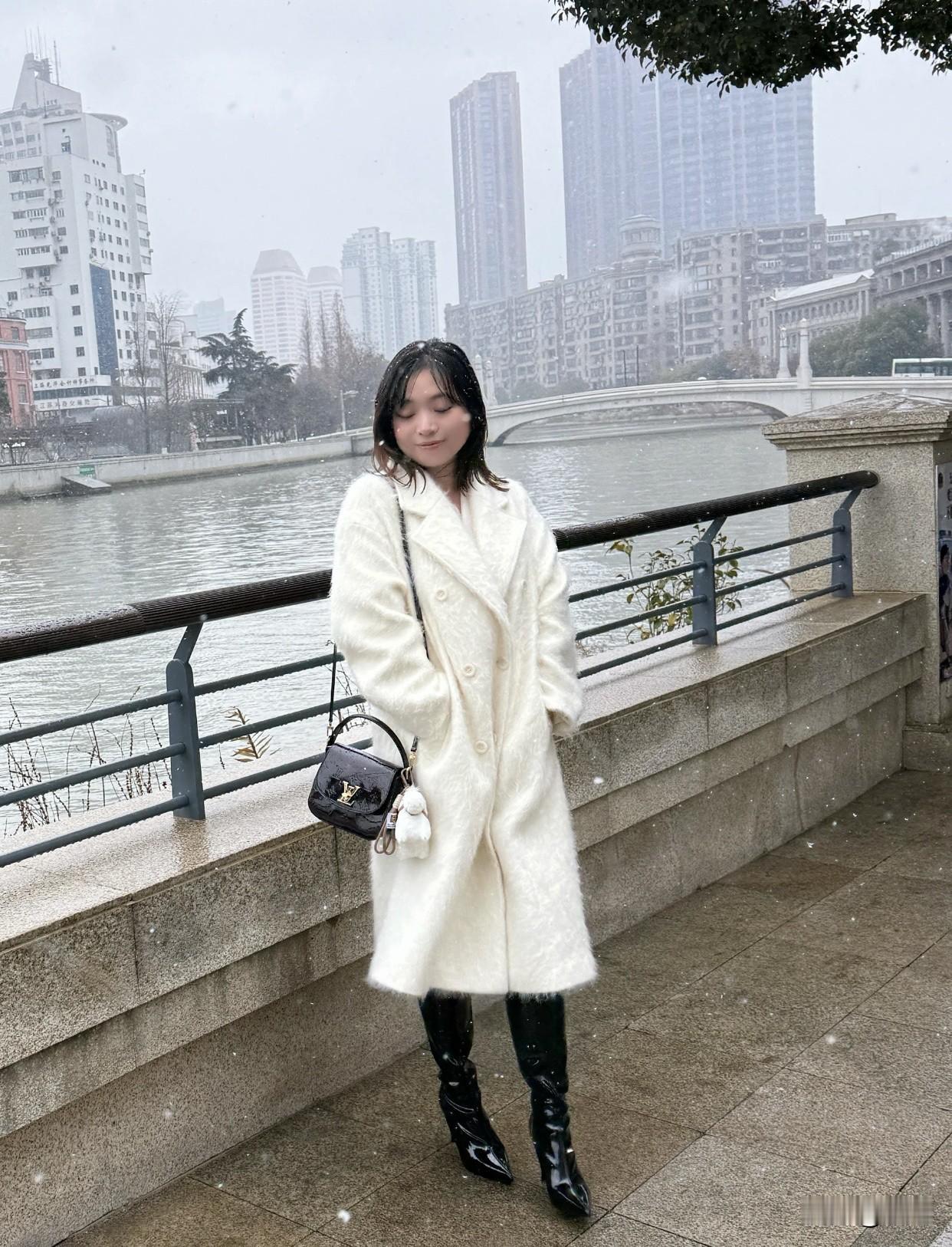 黑色高筒高跟鞋是点睛之笔，粗跟厚底设计方便走路，还能增高显瘦，衬托身材。它和白色