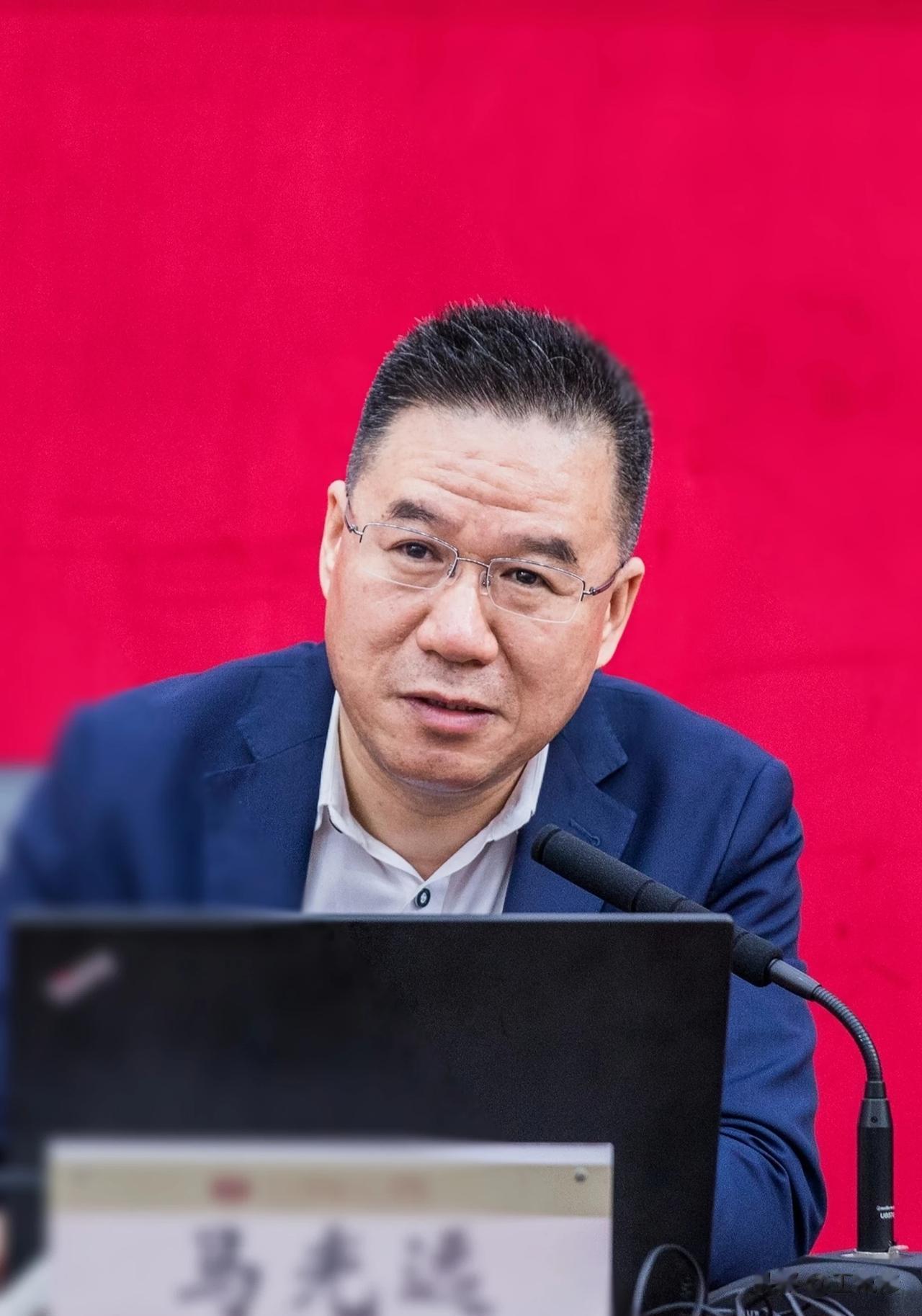 经济学家马光远说:现在很多大学生毕业后，都去考研考硕，弄的街道办、城管队都招研究