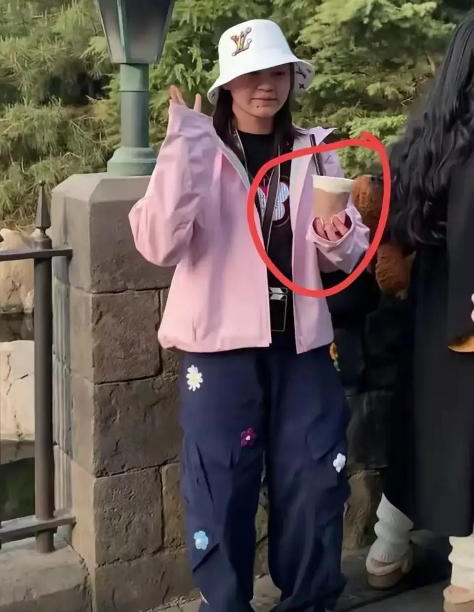 全红婵一句“发育期喝水都会胖”引发网友热议，可转头就被拍到喝奶茶，这下可被网友们