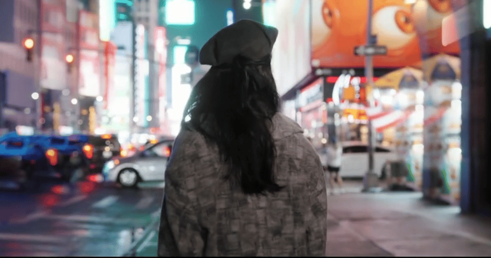 杨紫 in Emporio Armani 📸🌆  纽约街拍造型大片，都市夜色