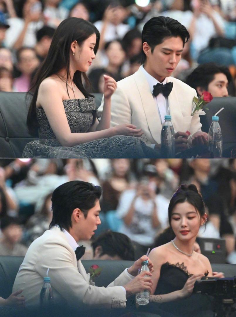 IU朴宝剑坐一起 宝剑好忙啊……