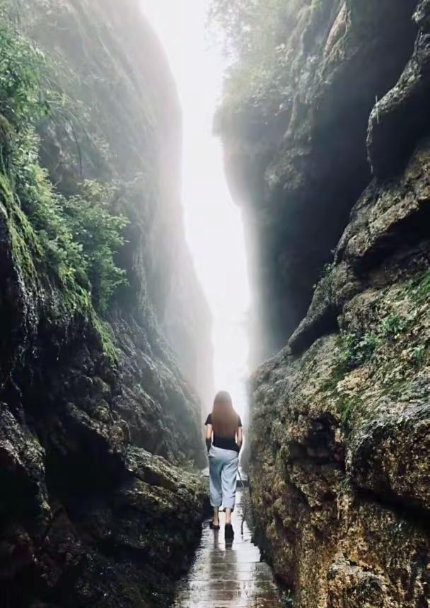 光阴。徒步 爬山