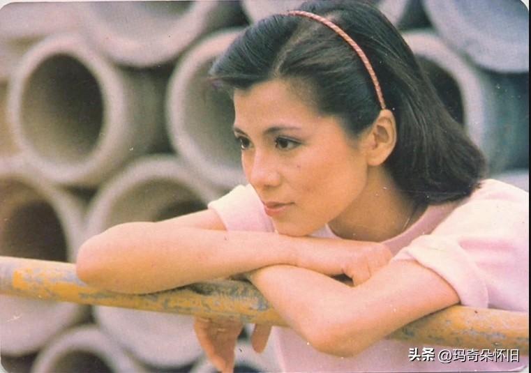 没有滤镜，没有美颜，却美得让时光都慢了下来。
就像我们记忆里的她，永远鲜活，永远