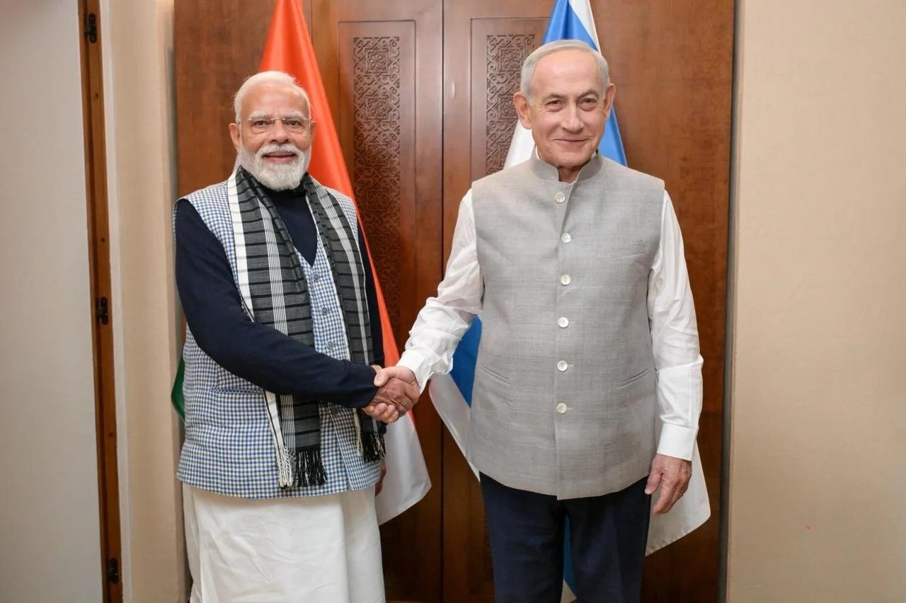 内塔尼亚胡晒“印度装扮”：给莫迪一个惊喜
以色列总理内塔尼亚胡于2月25日在耶路