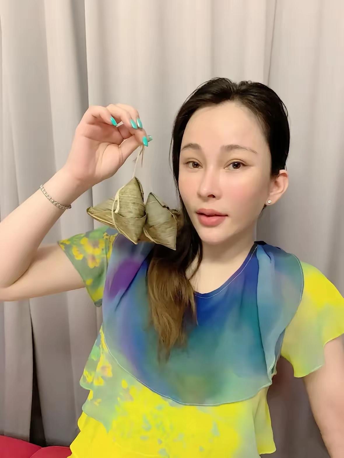 最近一则消息让娱乐圈和歌迷圈都揪心不已：那个唱着《屋顶》、在舞台上热力四射的温岚