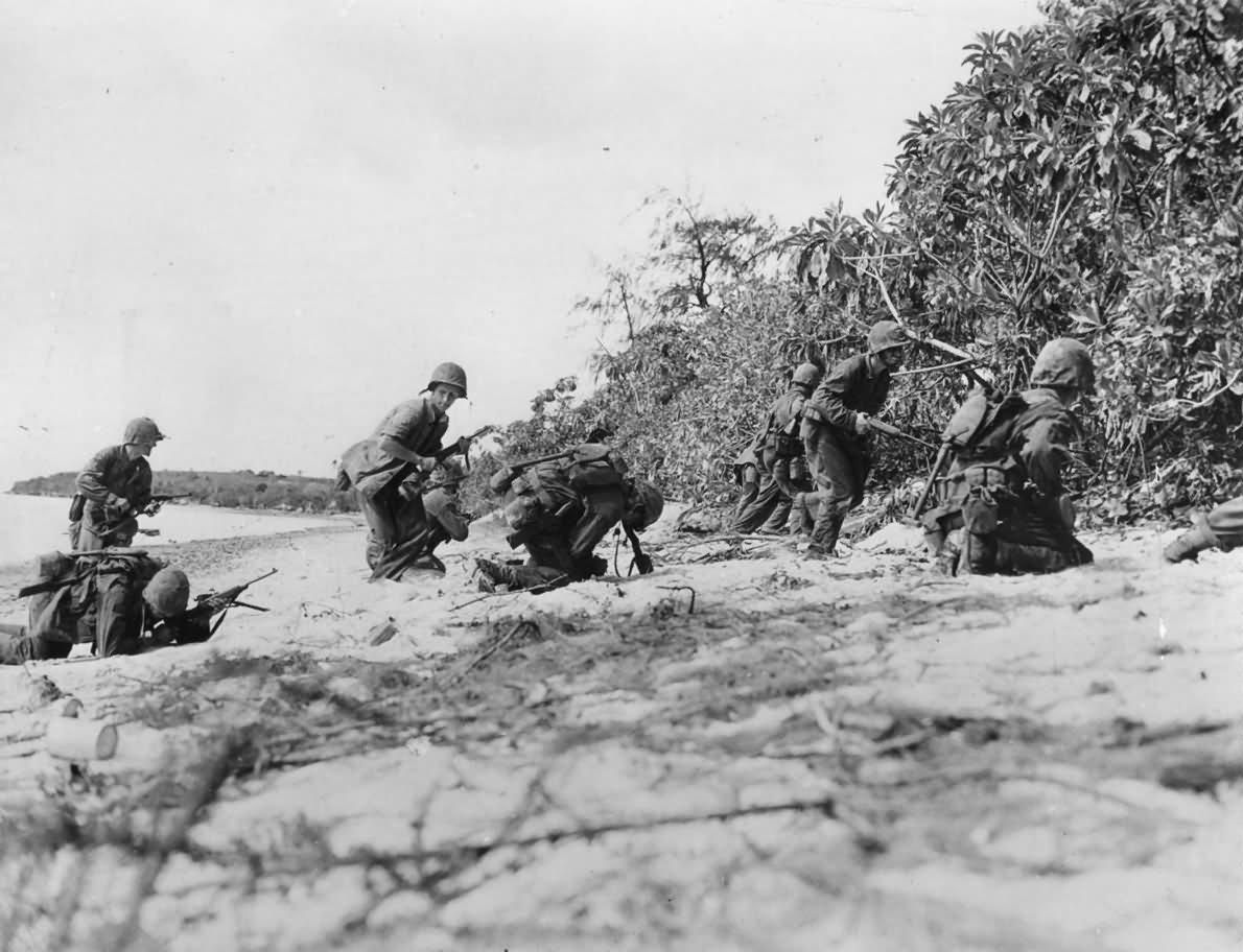 1944 年，塞班岛。刚刚登上海岸的美国海军陆战队员遭到了日军狙击手的射击，现场
