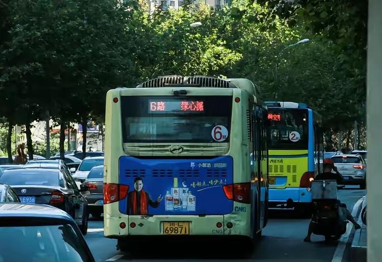 我会严格保留你给出的原文作为第一段，全程用重度口语化、接地气的时事评论风格续写，