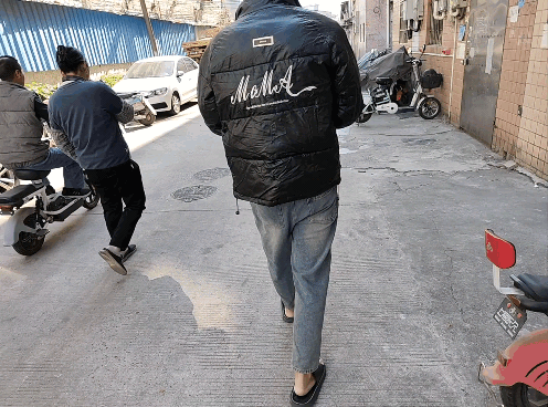 厂里有两个男工穿拖鞋都不穿袜子！