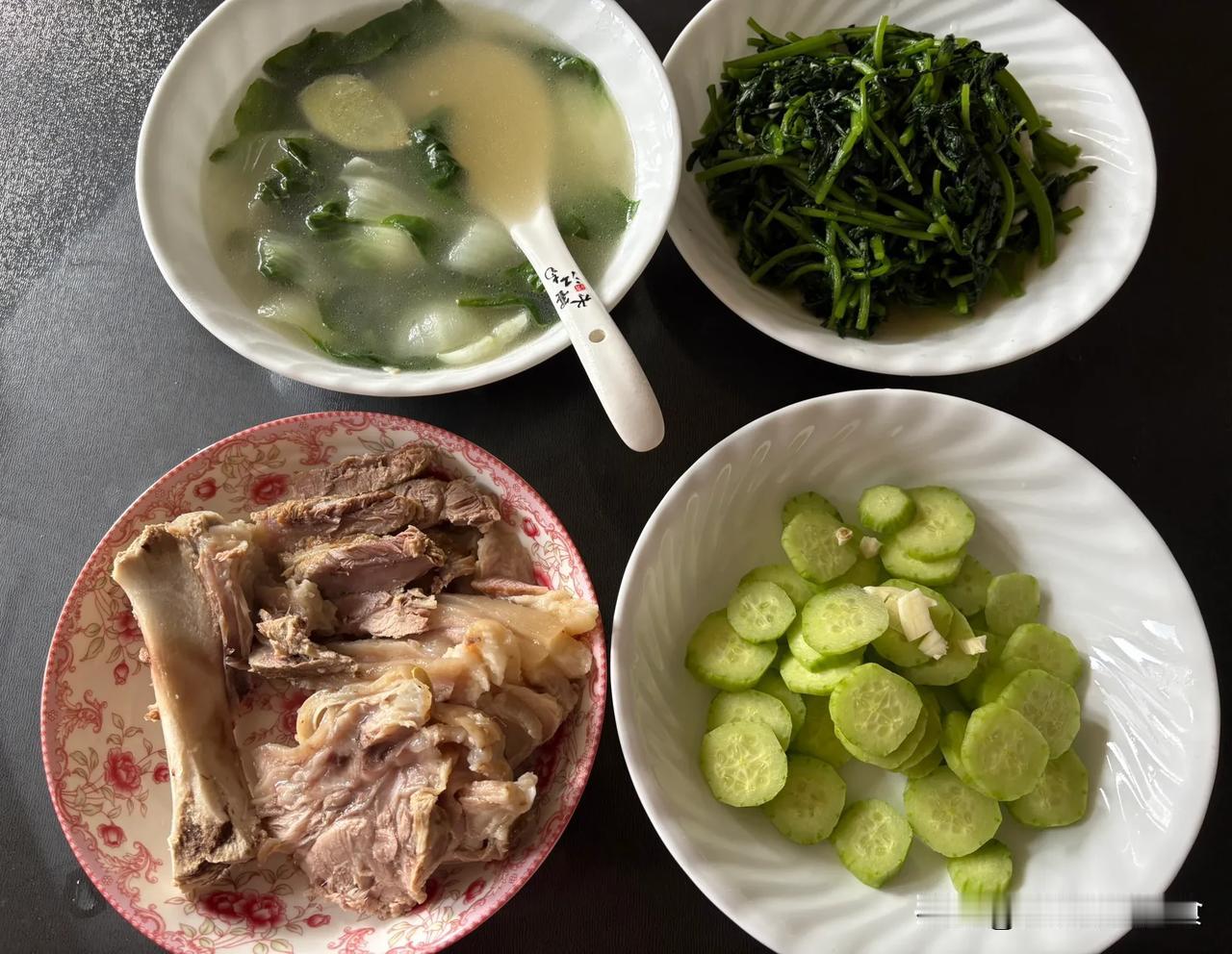 今日晚餐：小公鸡炖茨菰，猪蹄膀汤，凉拌黄瓜，蒜泥茼蒿。

小公鸡炖茨菰：好吃又下