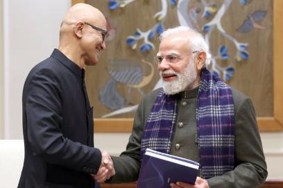 微软的印度裔CEO，对着印度的总理，大手一挥就是“175亿”，说要帮印度兄弟们把