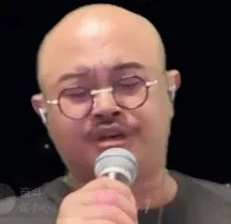刀郎即使高音上不来也强于假唱

刀郎已不年轻，他的一些音乐作品音域较宽，年轻时的