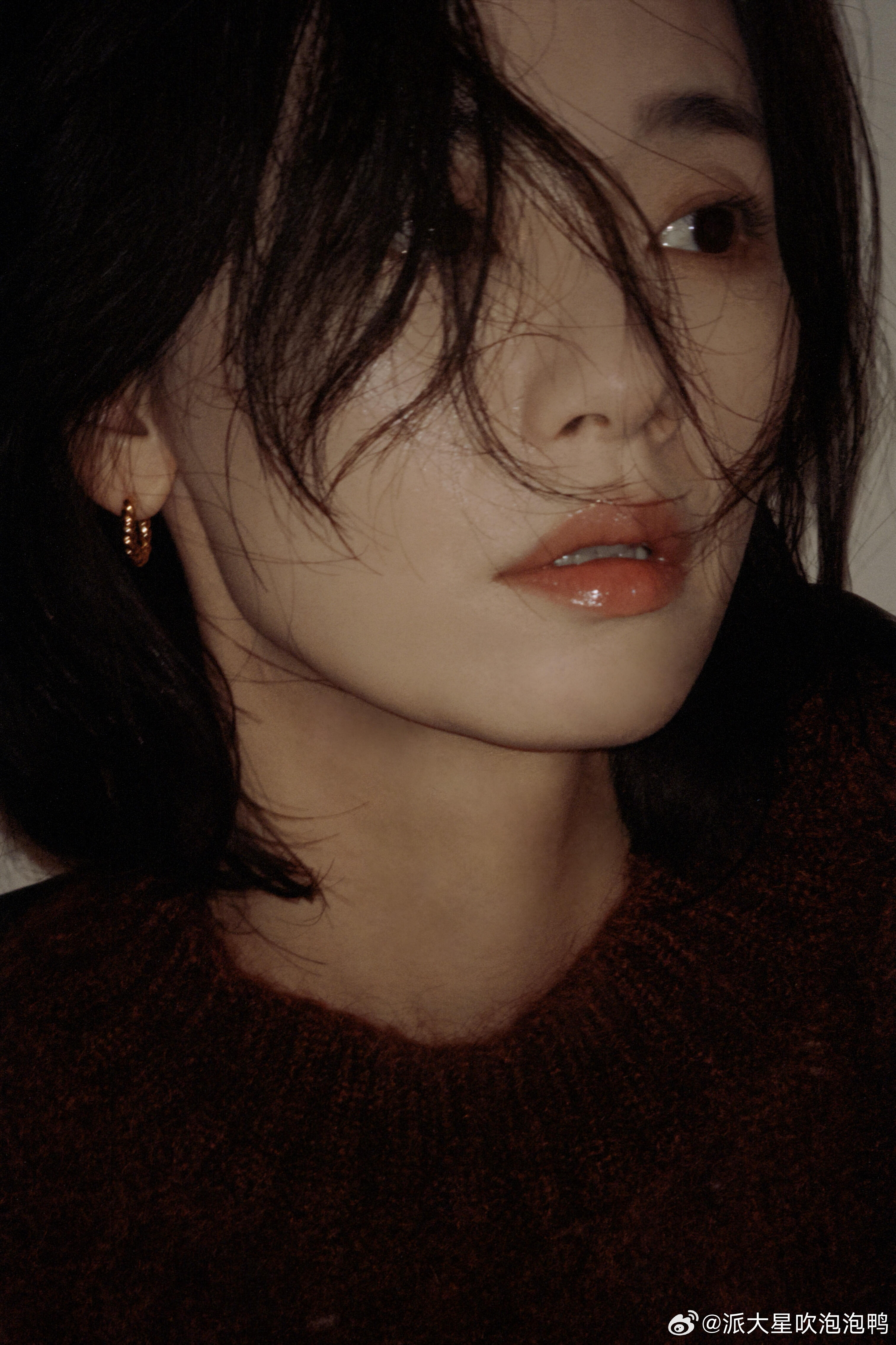 刘雅瑟就这样在剧里阴暗爬行她不是没有情绪，只是所有的悲苦都只能咽进心里。在无人注