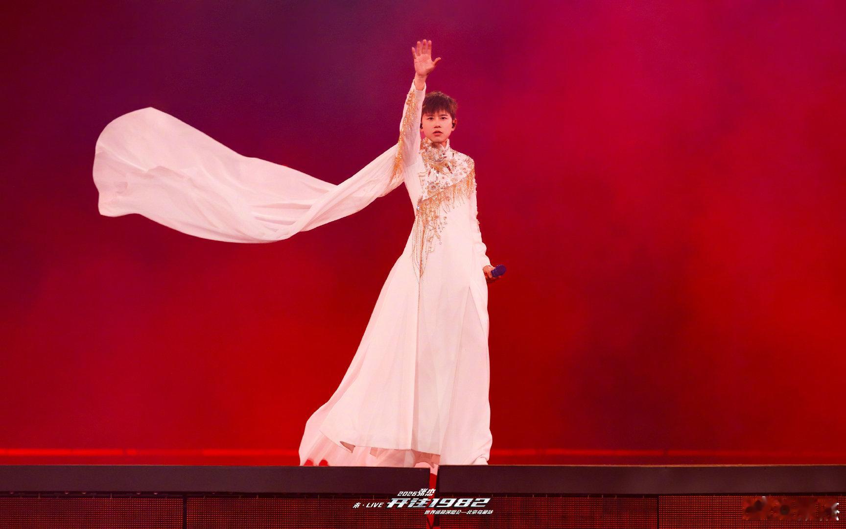 许智伟的手一直护着张杰Harry的手一直护着张杰  许智伟的手一直护着张杰，许智