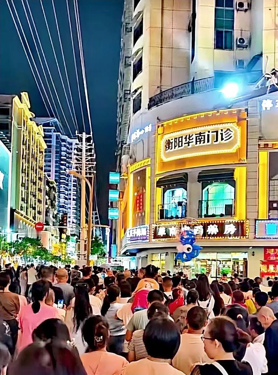 #记录我的9月生活#有很多地方很多人说太像夜上海了，那么其中衡阳的这条街像不像夜