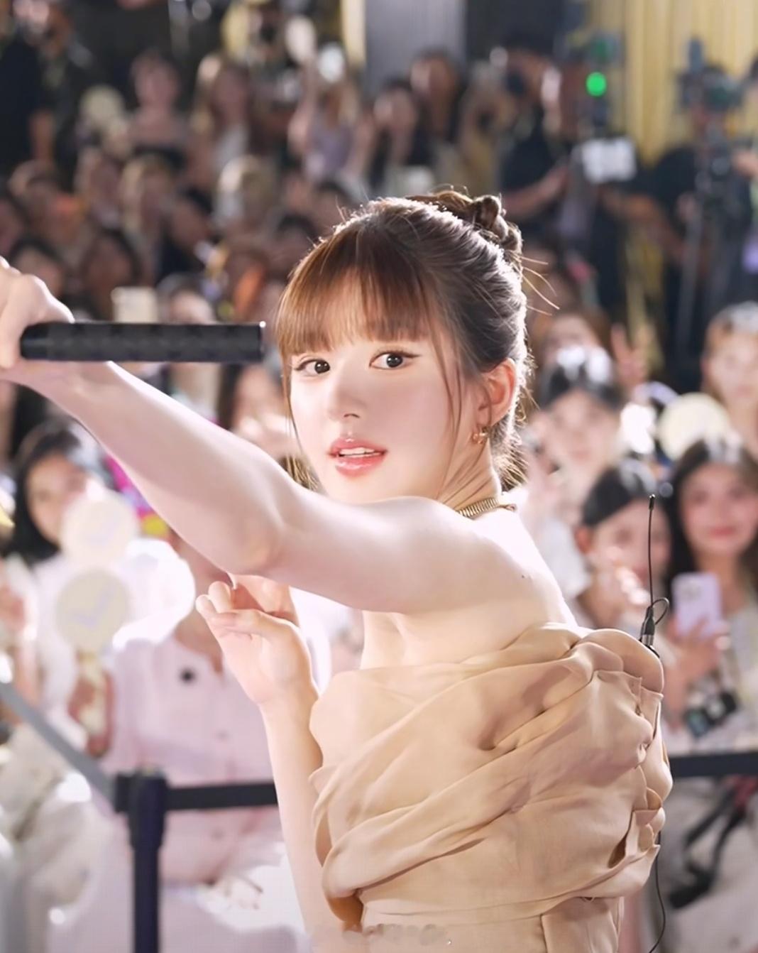 天呐这个回眸，完全小言女主来的