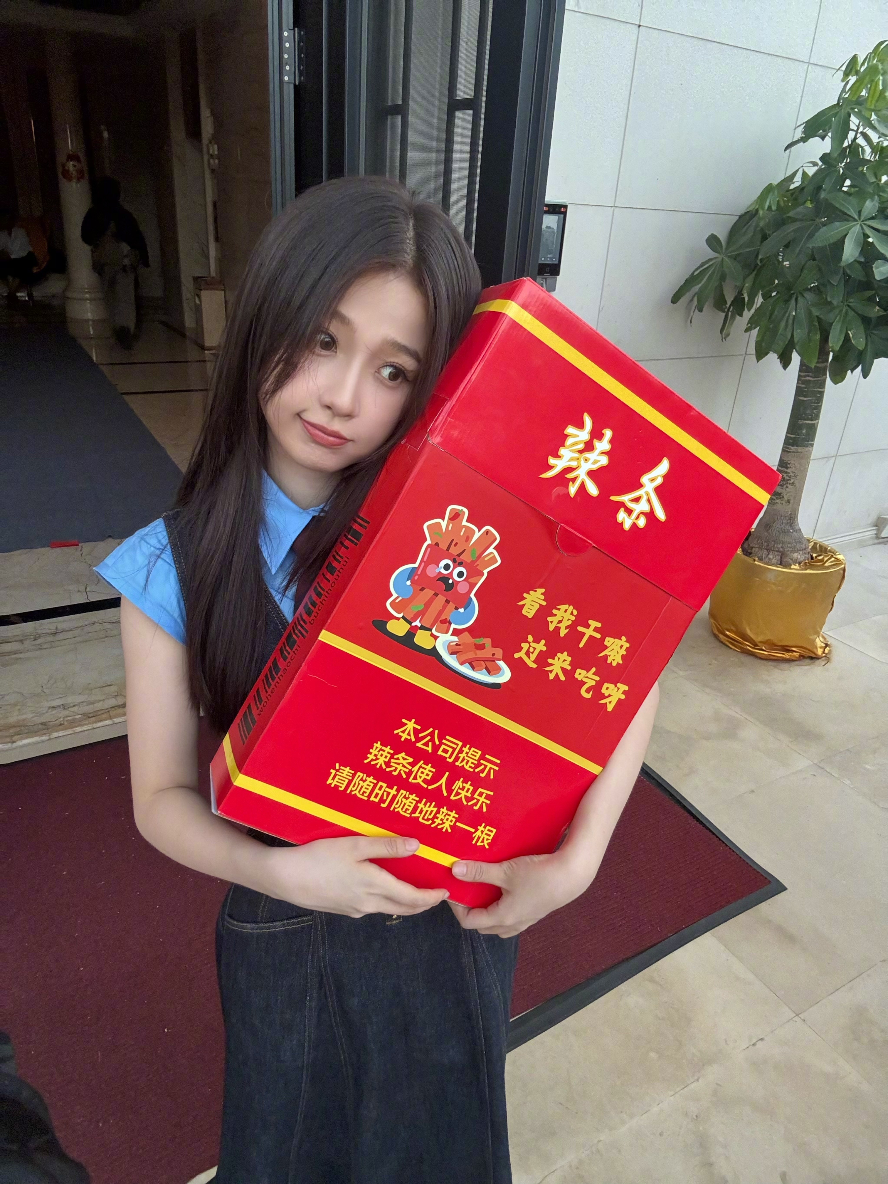 虞书欣宝宝大晚上的来营业咯～好美好阔爱～虞书欣看看是谁的作业还没写 ​​​