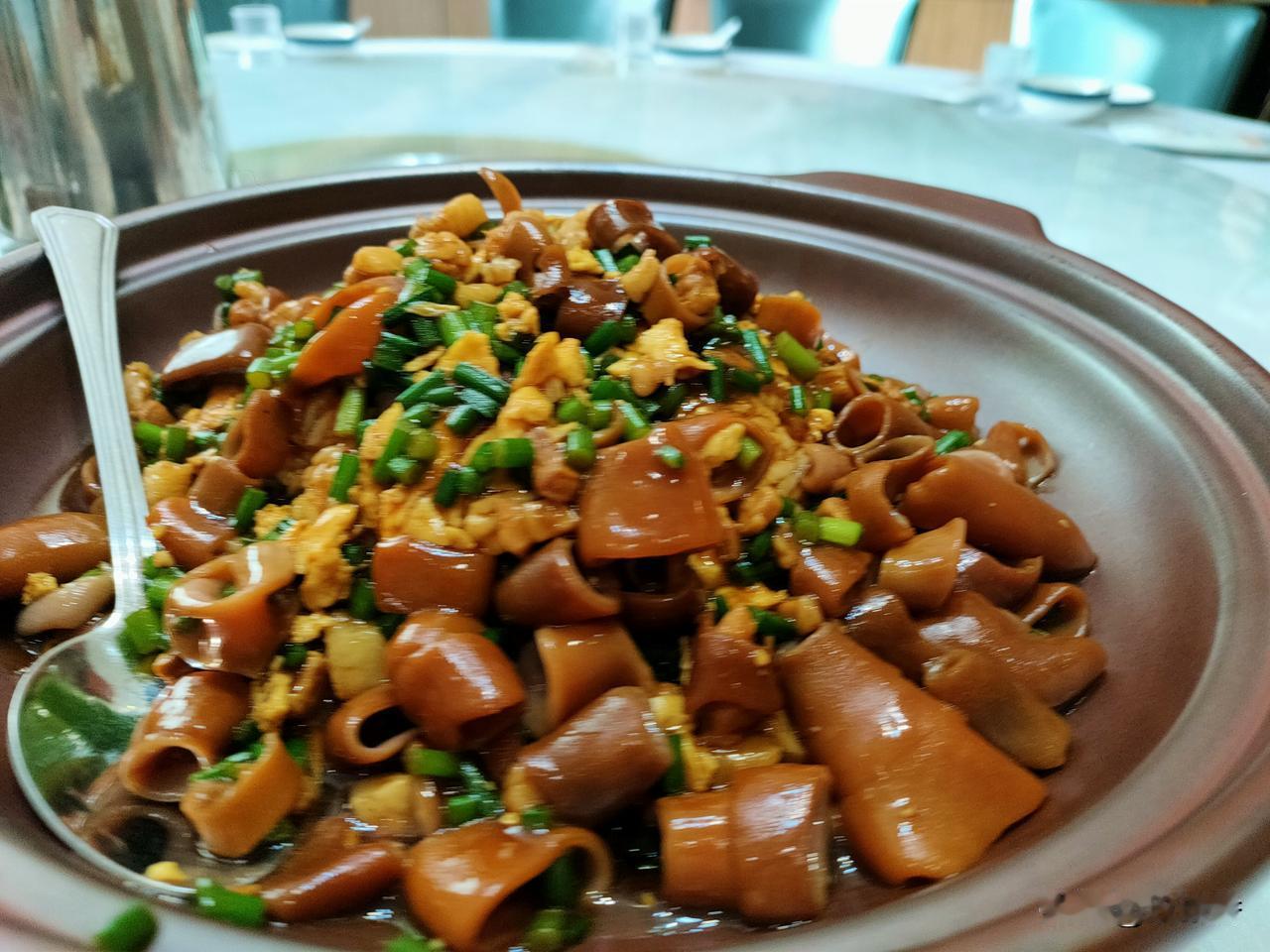 说说你最喜欢吃的一道家常菜吧韭菜海肠炒鸡蛋如何？配色好看，想想都有食欲，能吃一大