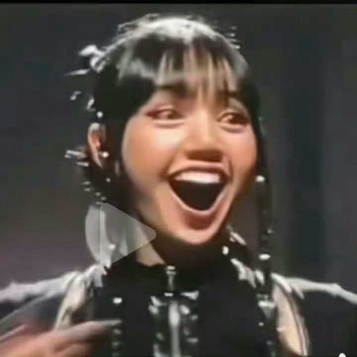 Lisa给油管搞得这阵仗我以为要🈳冠了呢结果就比唱了两个月才发的礼物单多50哈