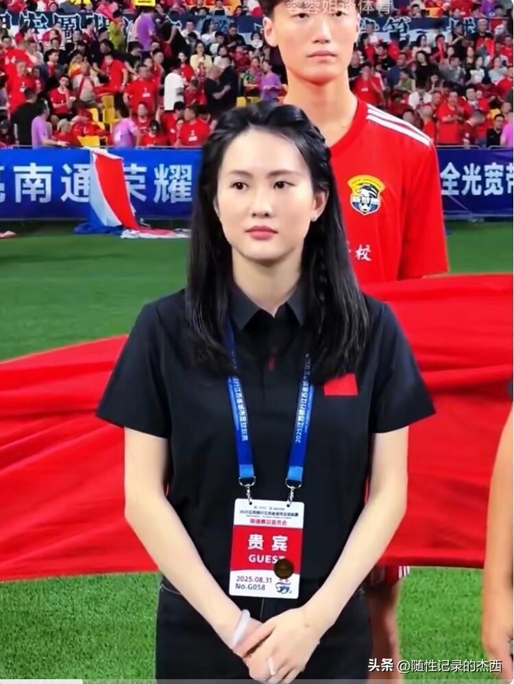 陈若琳这颜值和身材太让人羡慕了，丰满性感的双唇，笑容甜美，可爱，清纯，穿搭的很有