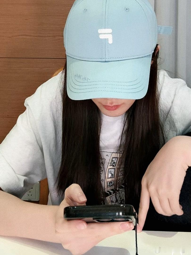 傅菁直播本人来了也得懵 直播里傅菁对着自己的歌满脸写着“这啥”，但我已经反向种草