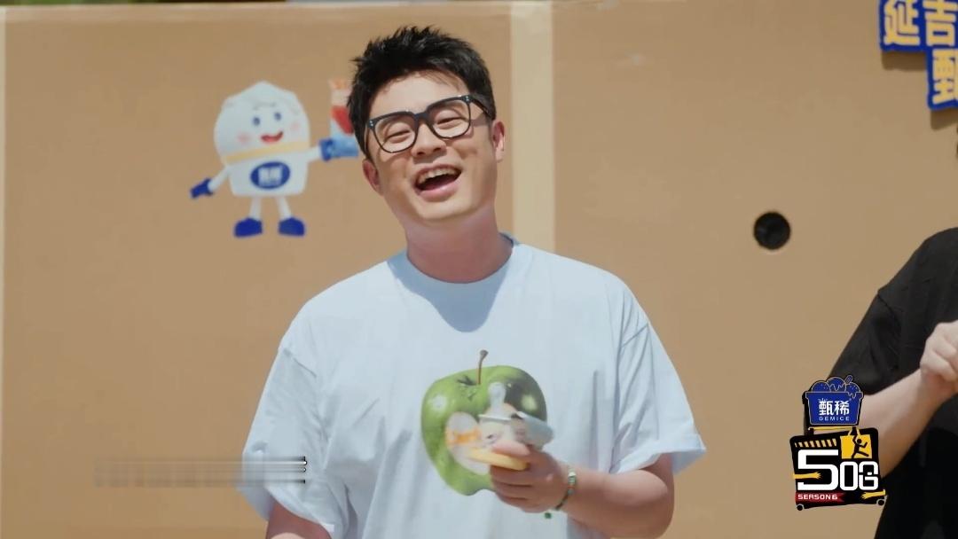马頔奶龙塑马頔认证奶龙塑哈哈哈哈哈 马頔穿上秋衣，陈赫说他是奶龙，马頔听了还一脸