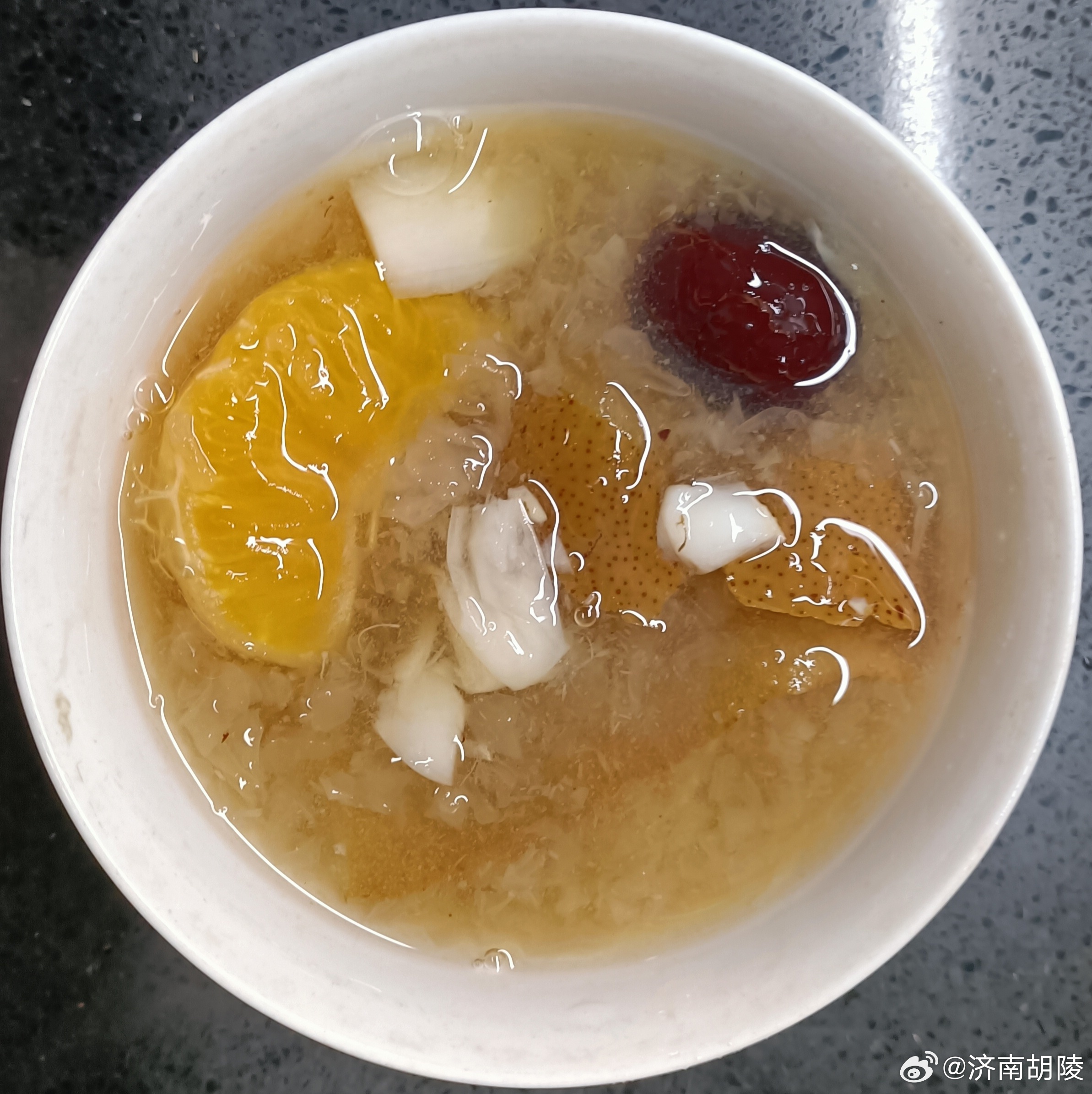 炖了一锅银耳鲜百合玉露香梨丑橘红枣冰糖羹，还加了一块陈皮，准备给糖糖喝的，可能陈