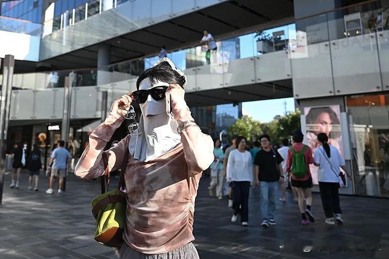 好多女人夏天把脸捂的很严，就露两个眼睛。大部分是为了防嗮。
但是也有个例，早上五