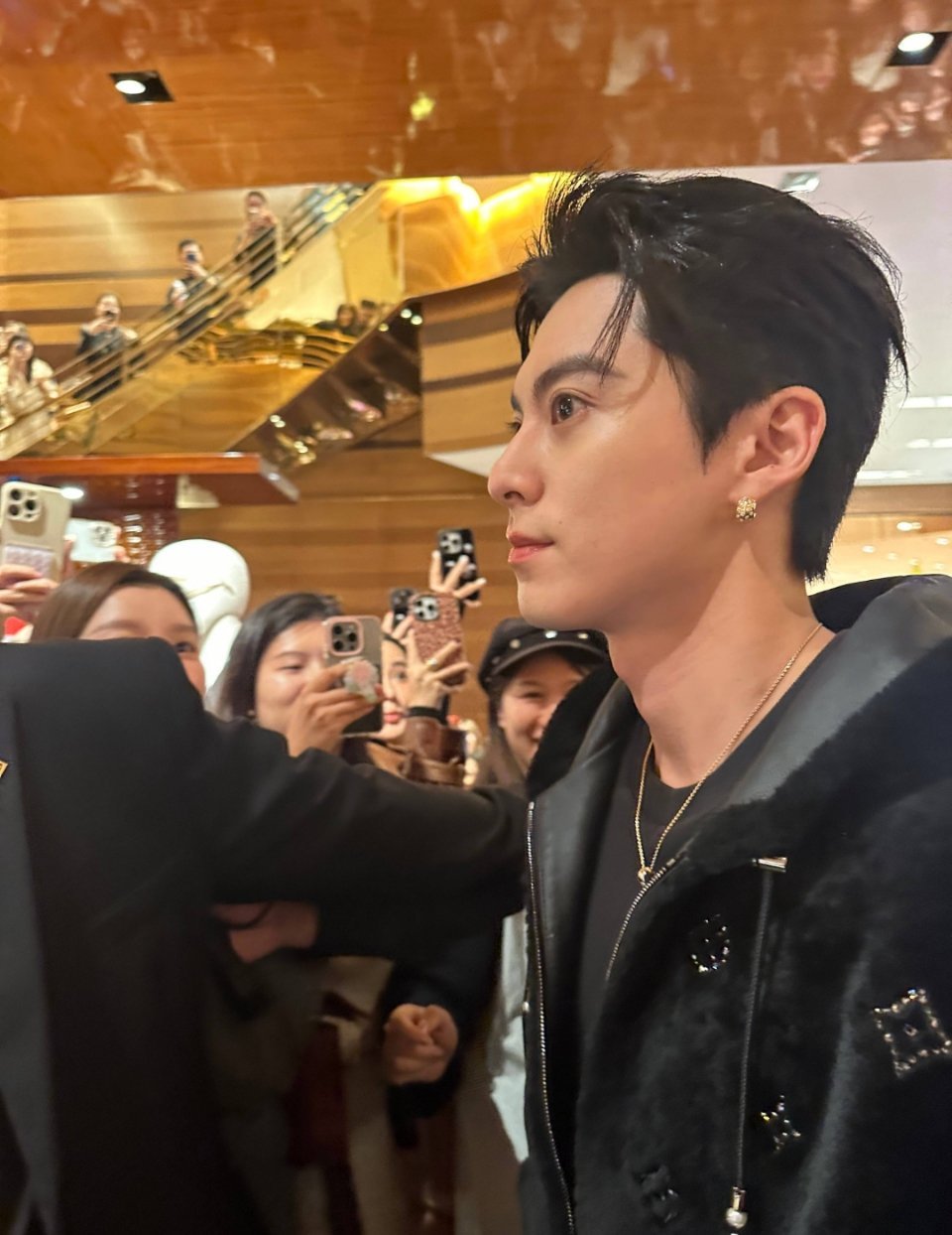 王鹤棣今日份线下活动生图🈶，状态如何？ 