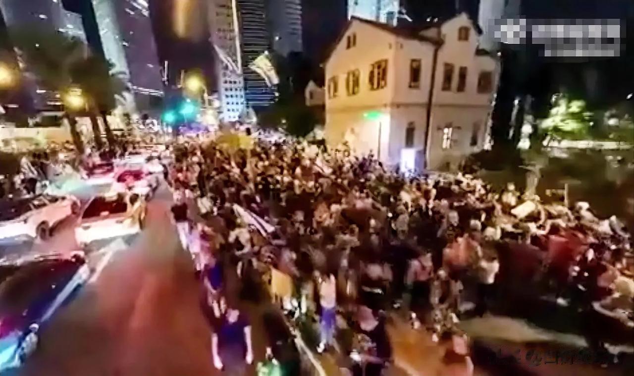 有人说，这有点奇怪。今天在以色列特拉维夫，大批民众要求内塔尼亚胡下台。自己人怎么