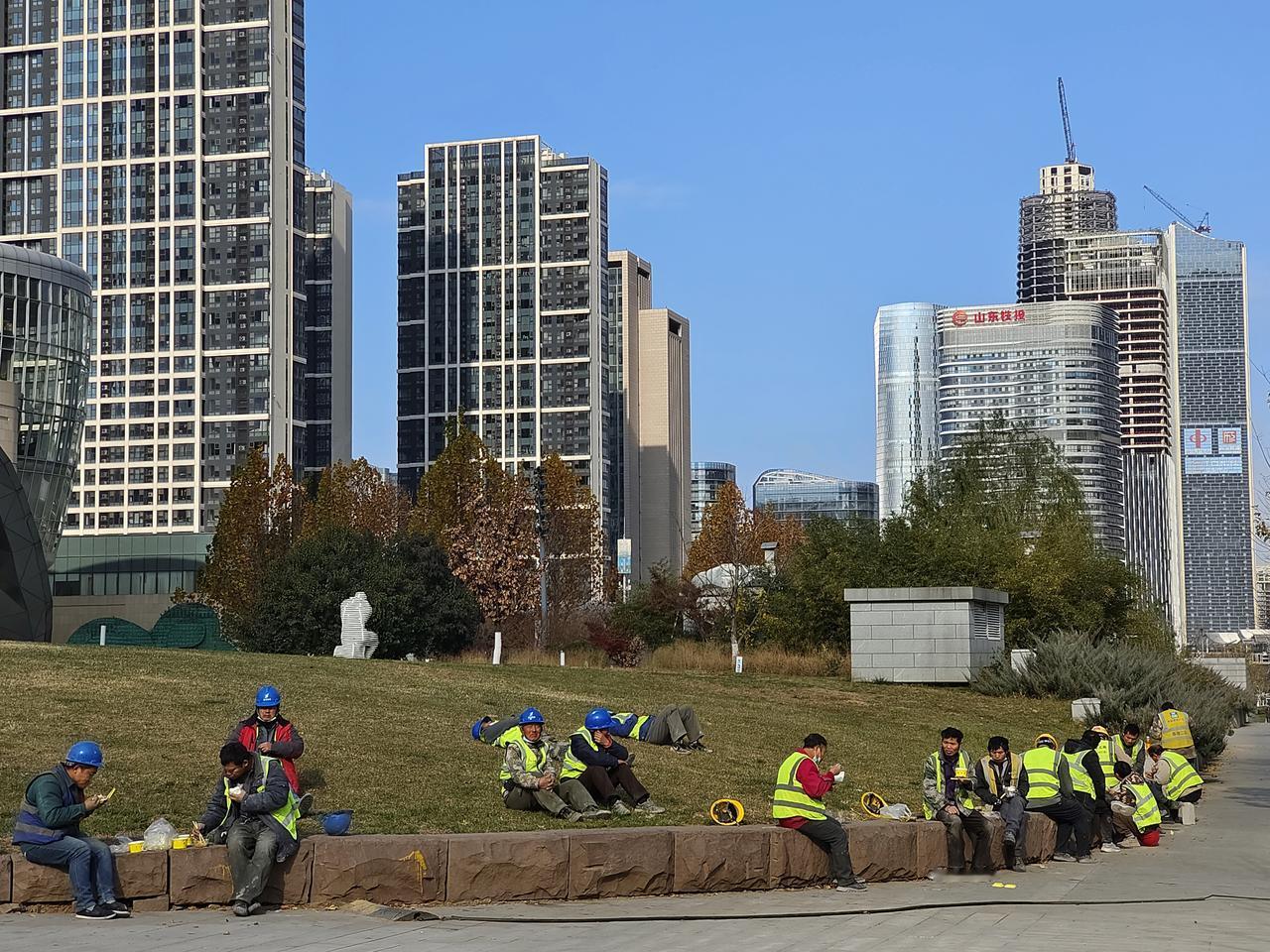 天花板上蓝天白云，席梦思边餐桌饭碗，为一天的体力销售续能。祝福他们天天有这样的销