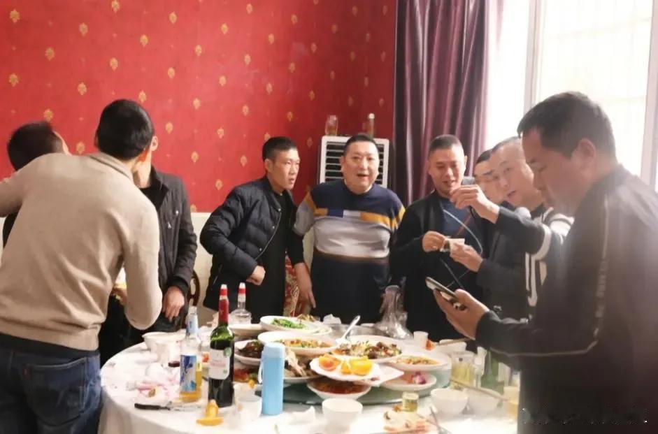 前几天我的同学又有人提出同学会，我肯定不去。因为没脸参加。生活过得很不如意，只有