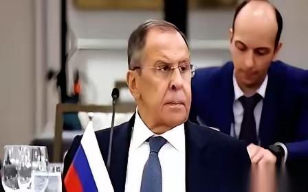 跟了自己十几年的贴身秘书，是美国间谍。
​谁能想到，那一身毫无破绽的剪裁西装下，