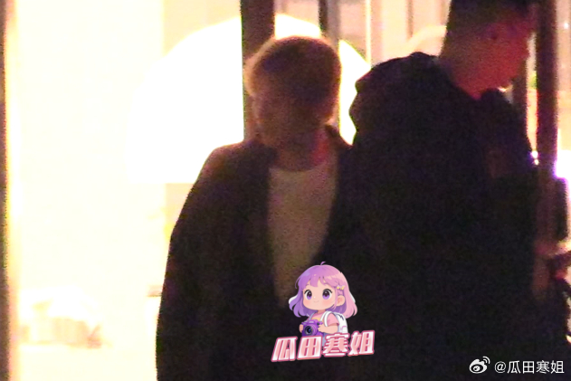 李荣浩一头橘发好像红毛丹 李荣浩最近真是不太平啊。他风波前现身工作室。下车后，李