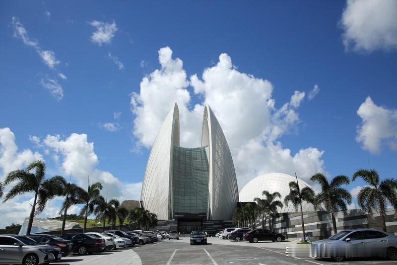 看到“天高悬日月”这个上联，瞬间感觉格局打开了。“天”高高在上，“日月”悬于其中