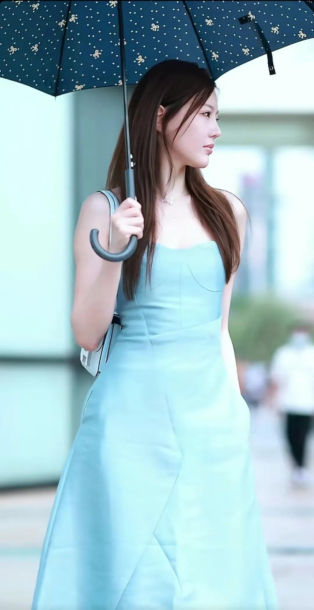 女神级美丽女人，撑伞的美女，蓝色长裙美女
