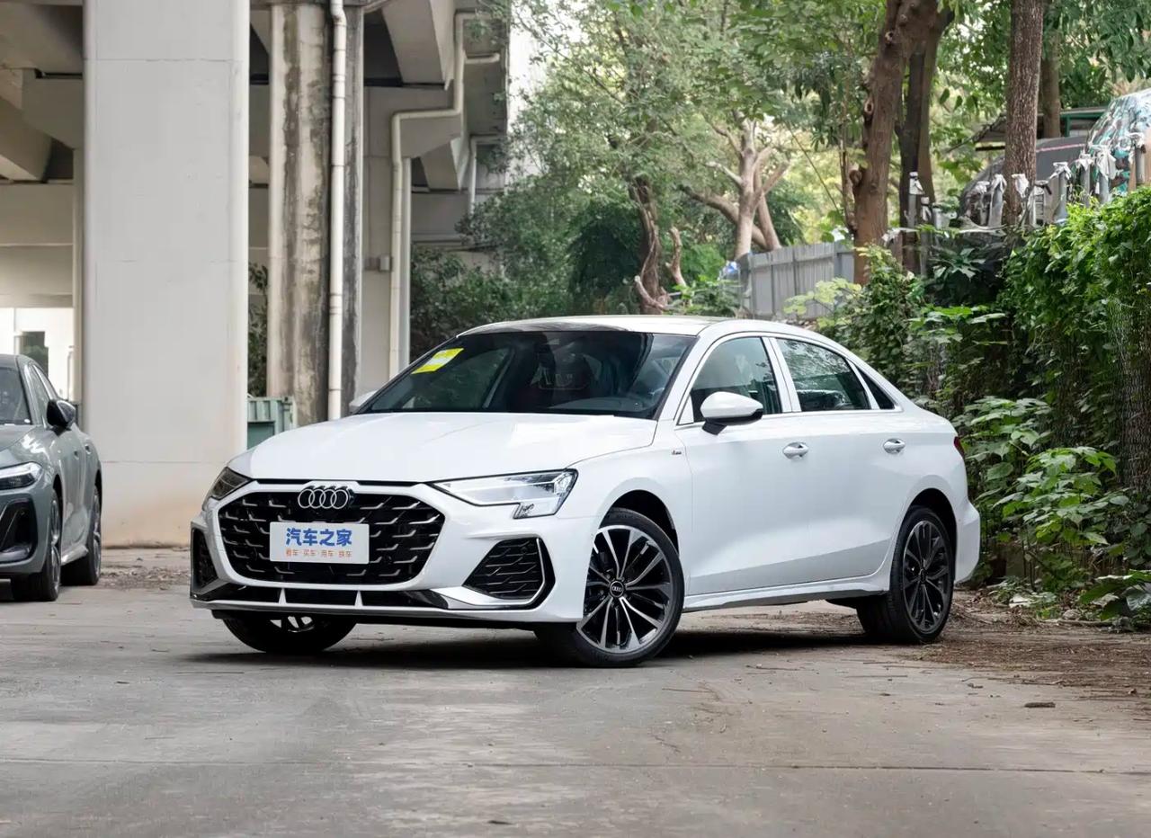 奥迪A3的好与坏，全看你是不是它的菜

它属于豪华品牌里门槛比较亲民的一款，车身