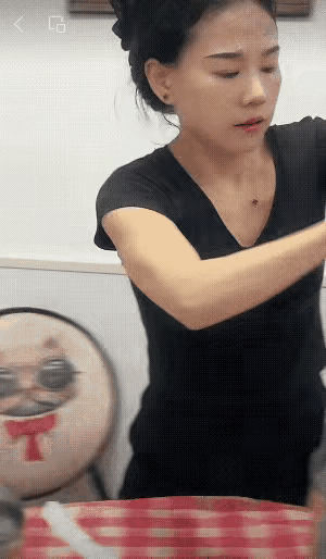 1 天呐！她努力工作的样子真的很美。[比心]
2 小伙子很有爱心，但帮助别人的同