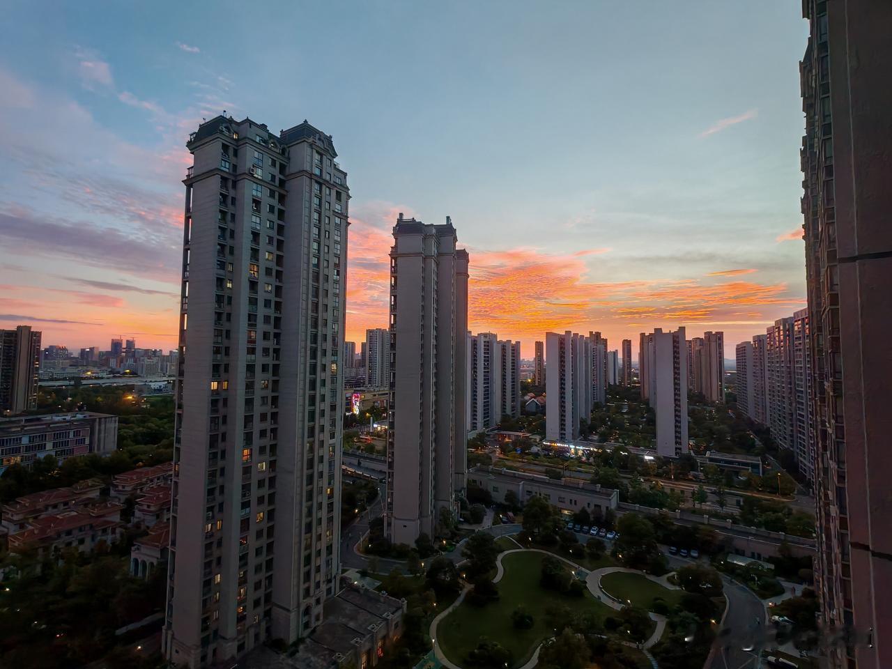 看着阳台外的夕阳，我陷入了沉思。有一组数据，太残酷了！——2026上半年A股八成