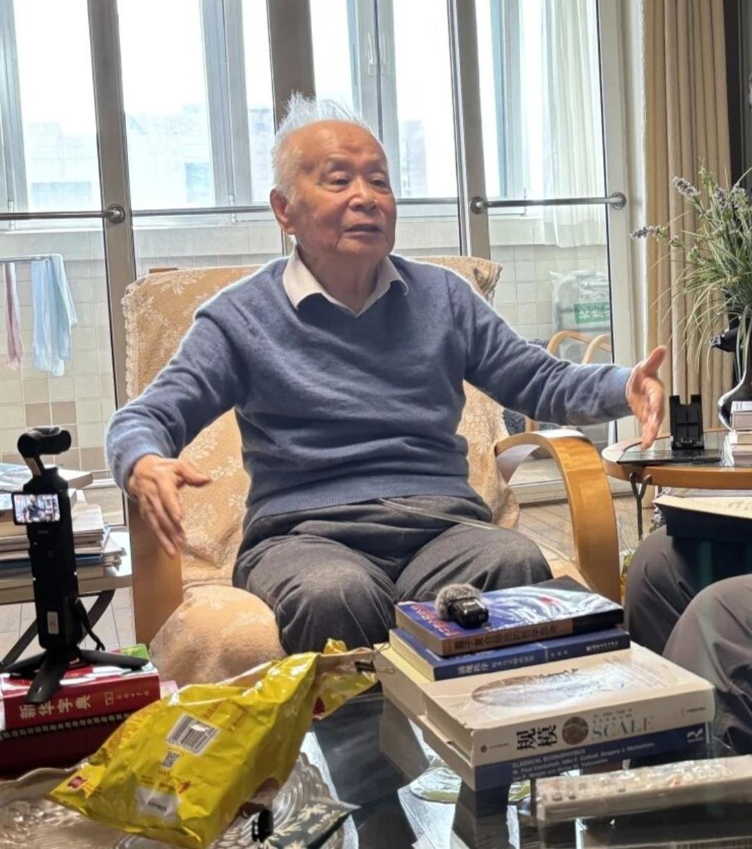 何祚庥老院士回应藏锋先生，说这条思路当年他没有想到。
8月8日上午10点多钟，何