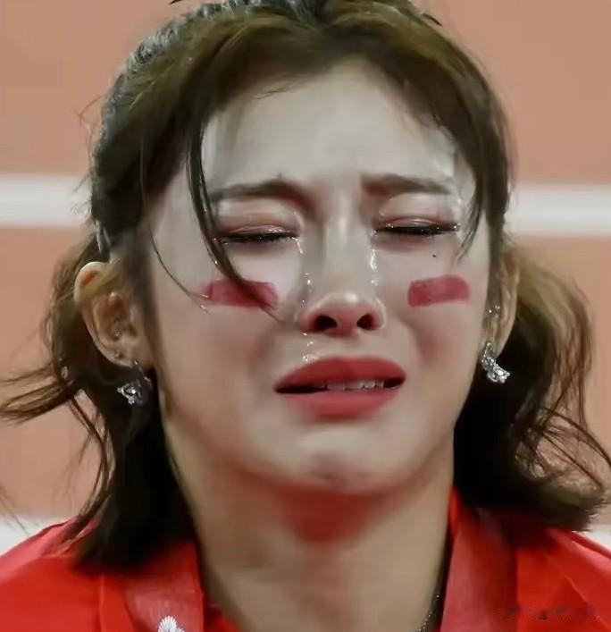 28岁吴艳妮再次因丢金，镜头前崩溃大哭‼️
近日吴艳妮再次高调现身比赛，项链、戒