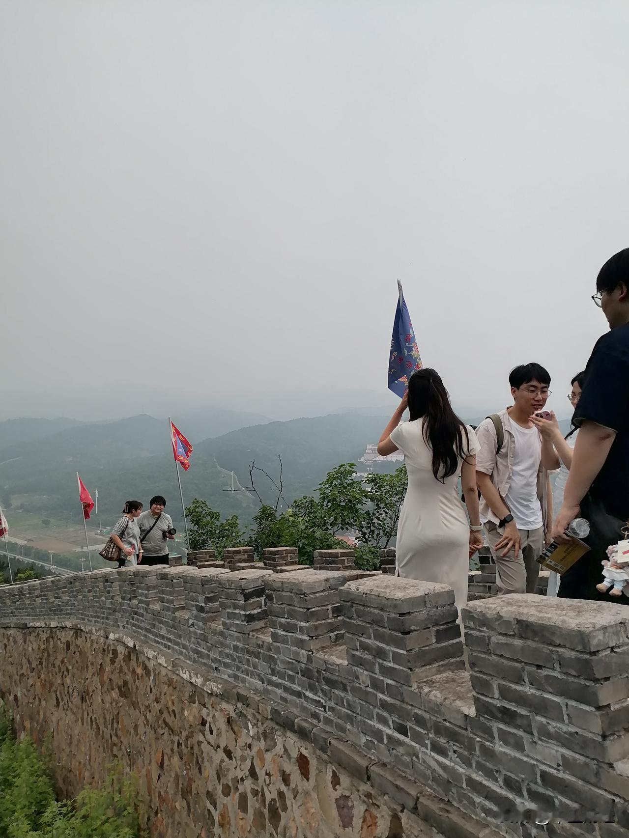 分享一张你最近随拍的照片山墙之上，凉风习习，总感觉到古人战略防卫的智慧。