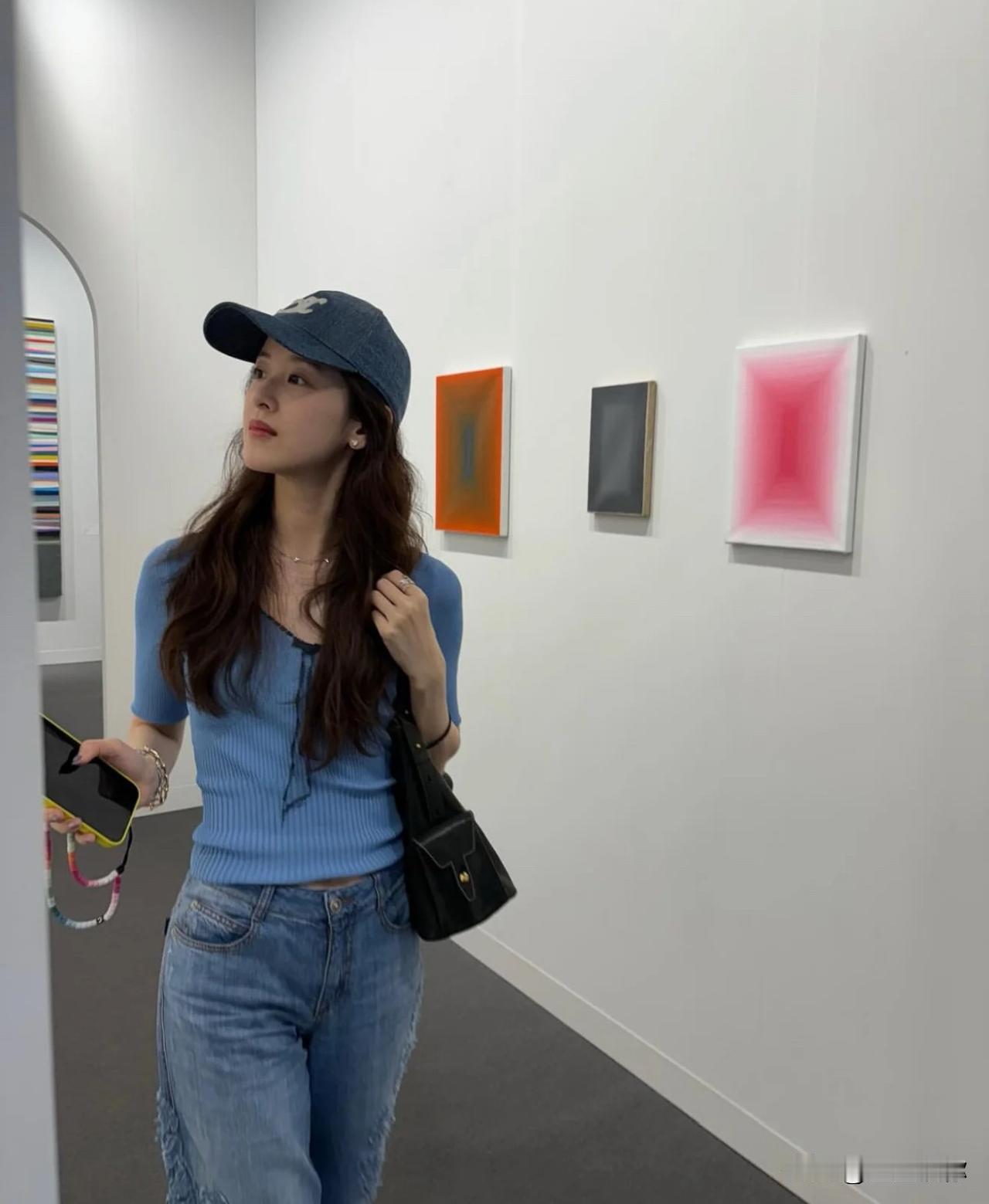 其实不管是之前的vogue艺术总监还是现在博客访谈人，都暴露出章泽天渴望以一种文